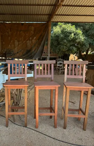 BANQUETAS DE MADEIRA MACIÇA ALTA