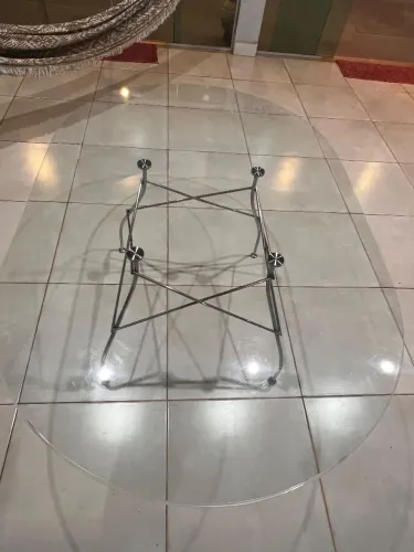 Mesa de vidro com base em inox lindíssima