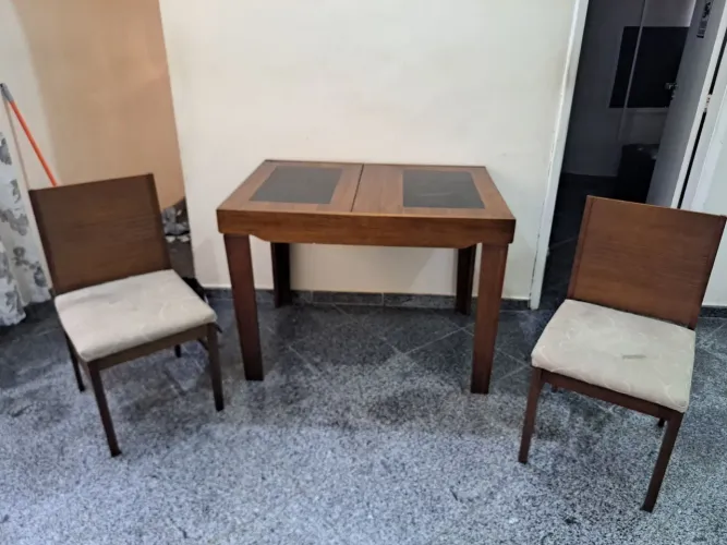 Mesa com 2 cadeiras de madeira