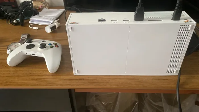 Xbox serie S - 2 controles (um branco e um preto) + cabos