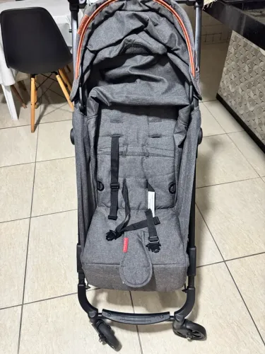 Carrinho de bebê compacto