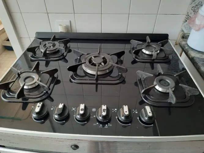 Fogão 5 bocas tampo vidro ótimo estado inox/preto Muller retira r$350,00 Cely 11. *