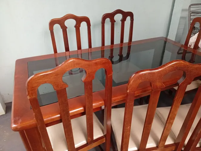 Mesa retangular com 8 cadeiras ,madeira mogno,em boa condição