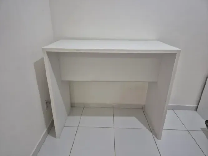 Balcão alto para preparo de alimento e refeições rápidas