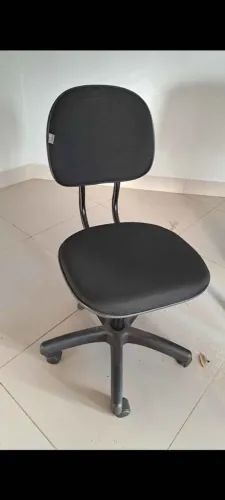 Cadeira de Escritório Giratória Simples (Preta) - Ideal para Home Office / Estudos
