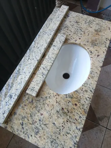 Lavatório de granito com cuba de porcelana 