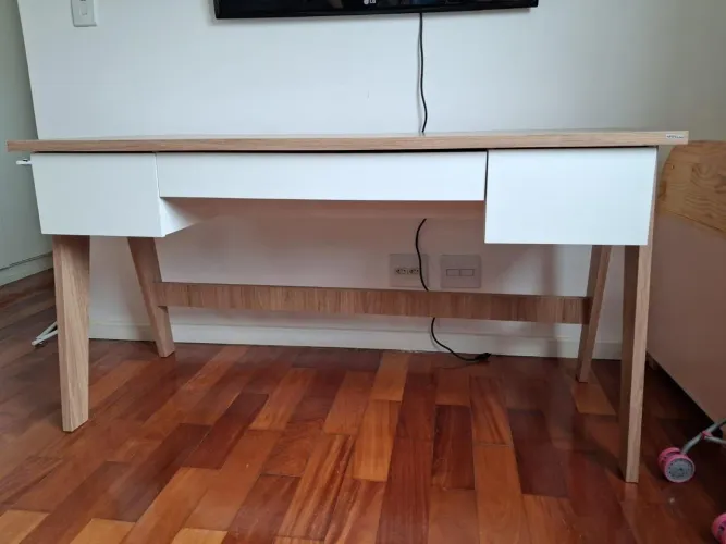 Escrivaninha em perfeito estado