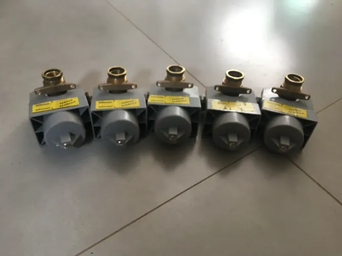 Vendo 5 base monocomando para chuveiro novo valor: 200.00 cada contato *.