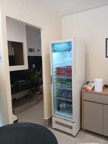 Expositor Refrigerado de Bebidas Metalfrio 326 Litros VB28R Branco - 220V