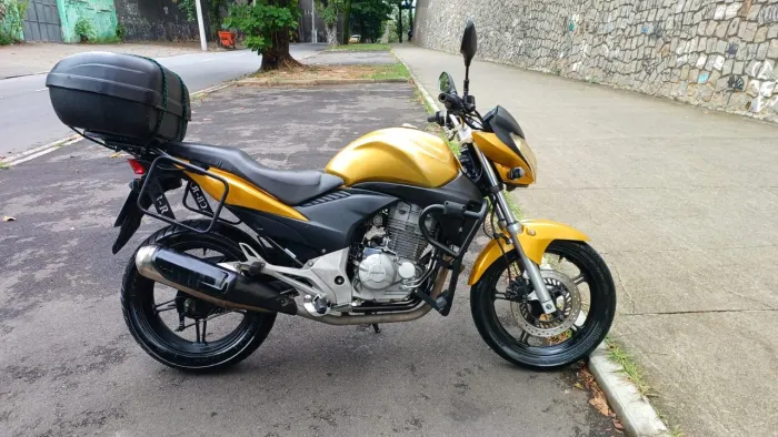 CB 300 2011 dourada.