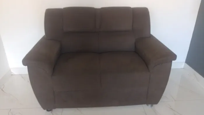 Sofá de 2 lugares.