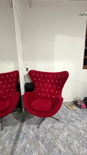 oltrona Giratória Luxo em Veludo Vermelho | Estilo Egg