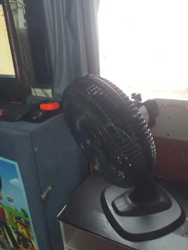 Vendo ventilador Ventisol novinho funcionando perfeitamente 6 pás e 3 velocidades