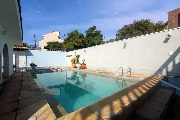 Casa à venda, Reformada, mobiliada e com piscina -Chácara das Pedras, POA RS