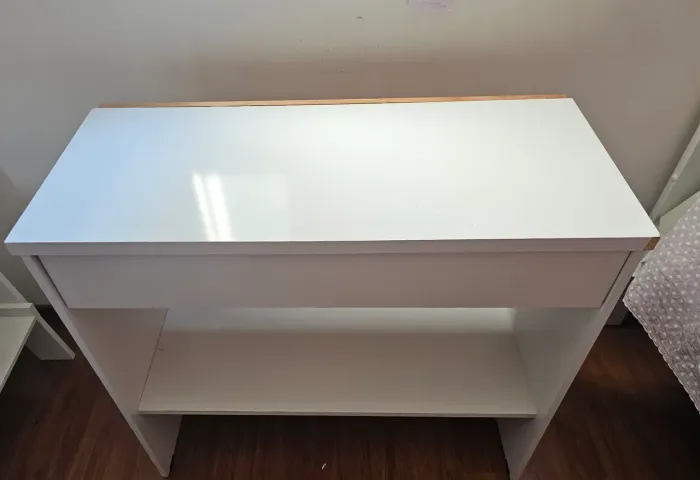 Escrivaninha com cadeira e 2 nichos