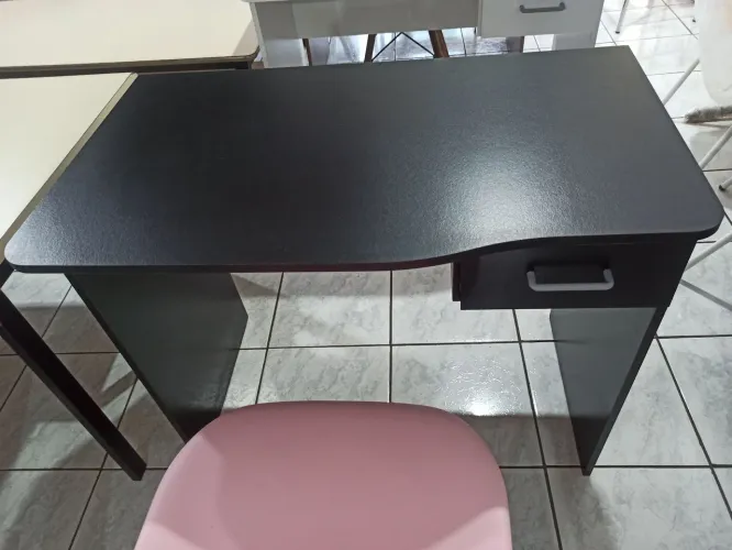 Mesa 90cm na cor preta com 1 gaveta
