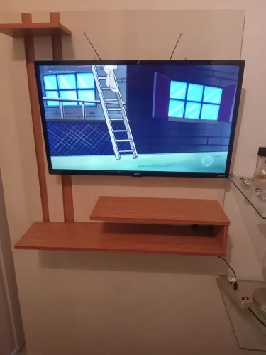 Rack de parede com televisão 32 polegadas