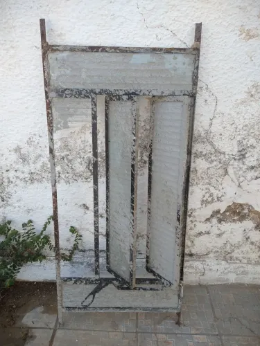 Janela basculante em ferro e vidro