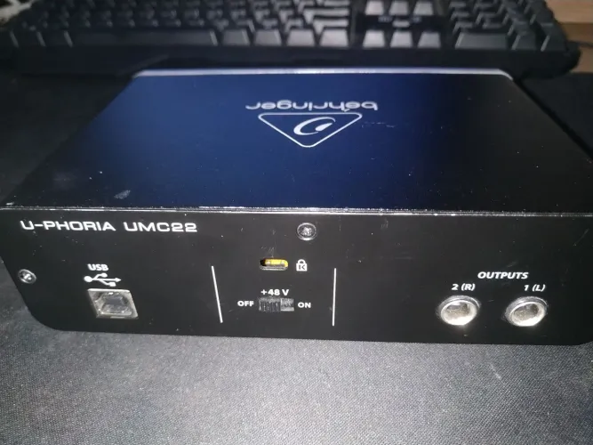 Interface de Áudio Behringer U-phoria UMC22