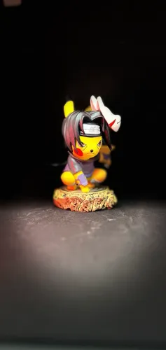 Figure Itachi Versão universo Pokémon Pikachu