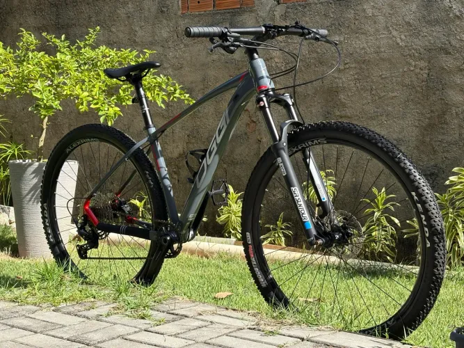 Bicicleta Oggi 7.2 shimano Deore 12 velocidades aro 29