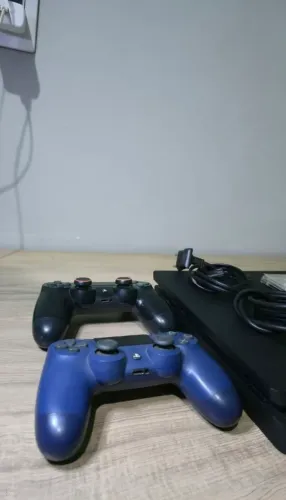 PS4 Slim 500GB Completo + 2 Controles + HD Extra 1TB