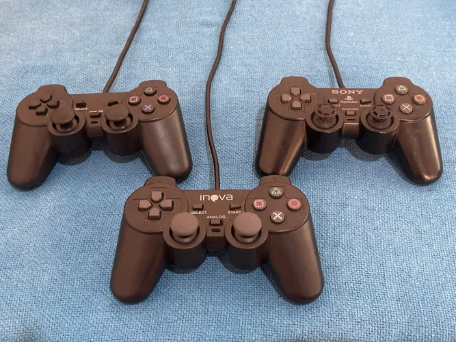 3 controles de PS2 (podem ser vendidos por unidade, R$30 cada) DISPONÍVEL PARA NEGOCIAÇÃO 