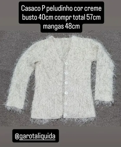 Casaco P peludinho cor creme busto 40cm compr total 57cm mangas 48cm