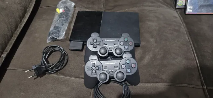Vendo Playstation 2, funcionando perfeitamente. Com 2 controles e jogos.