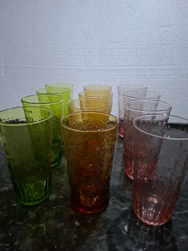 Copos variados e coloridos.