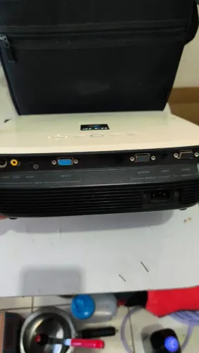 Vendo projetor Sony ypt-es4 valor 200  reais 
