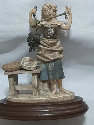 Escultura em resina estilo italiano representando uma camponesa 25x20cm