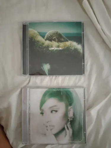 CD's Ariana Grande & Beyoncé.