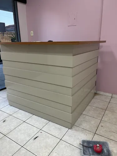 Bancada de recepção formato L 100% MDF