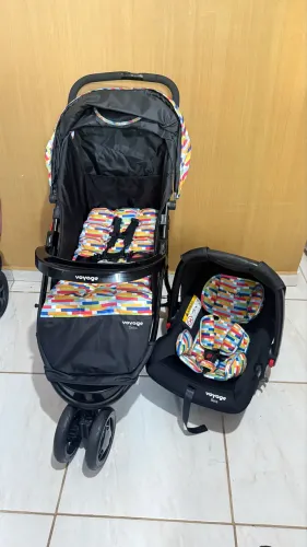 Carrinho e bebê conforto voyage seminovos 