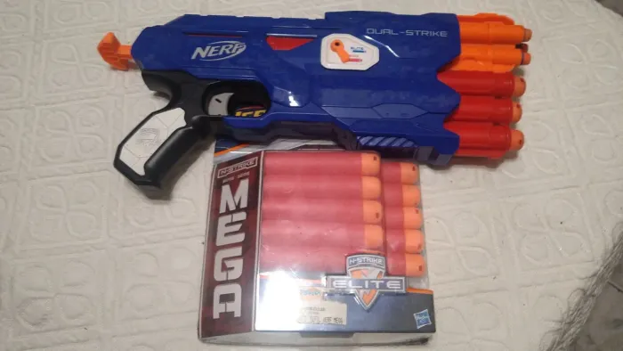 Lança dardos NERF DUAL STRIKE  com refil com 10 dardos Mega