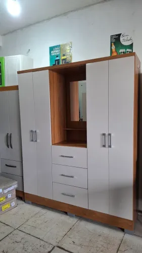 Guarda roupa com espelho