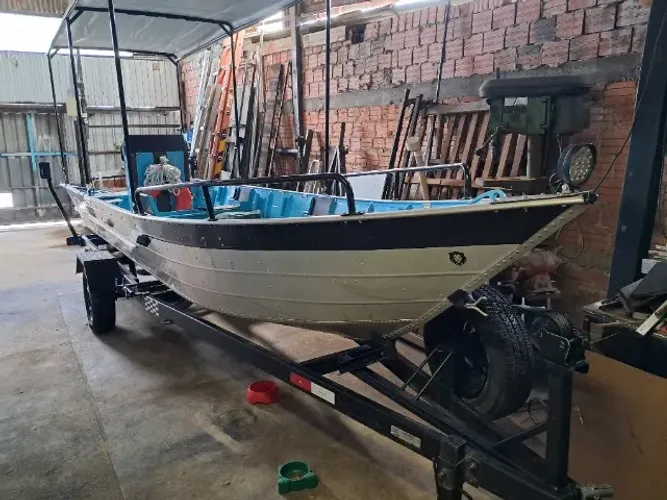 Barco aluminio borda alta plataformado com carreta sem motor