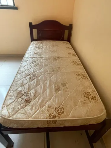 Vendo 1 Cama de solteiro de madeira com colchão.