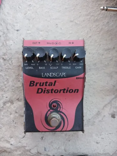 Pedal de efeito analógico Landscape BRD2  e os cabos Brutal Distortion