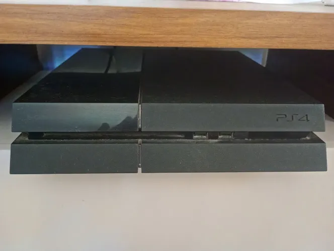 PS4 com dois controles e 2 jogos.