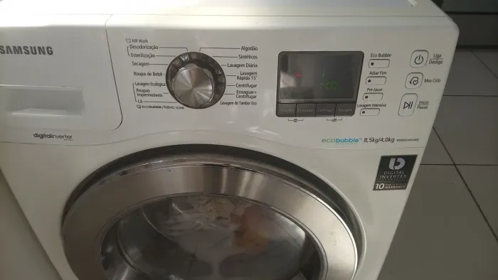 Máquina de lavar roupa lava e seca