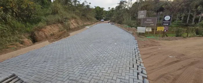 Contrata-se Calceteiros, Pedreiros e Auxilares 