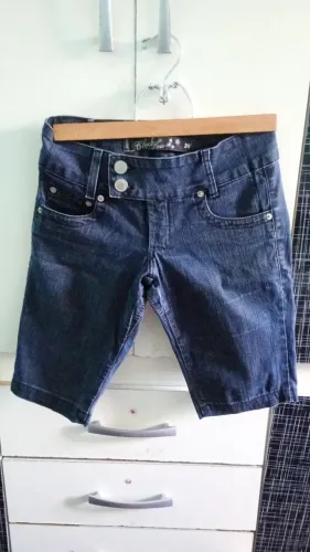 Bermuda Clock House tam 36, cintura média, com 4 bolsos de verdade