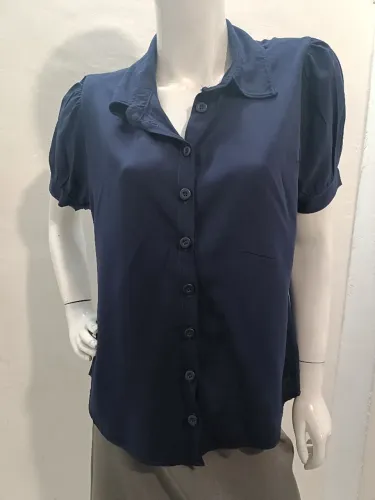 Camisa feminina azul marinho, Tam M com botões frontais. Pouco uso 