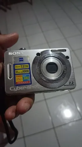 Câmera Sony 7.2 megapixels está sem bateria 