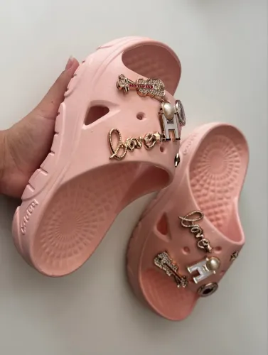 Sandália Nuvem estilo Crocs com Pin 