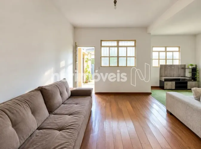 Casa de Esquina em Terreno de 360 m²;, com 3 Quartos, Suíte e Amplo Quintal