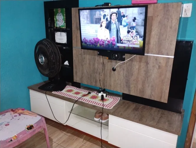Vendo essa televisão de 40 polegadas com controle remoto original , obs : não é smart 