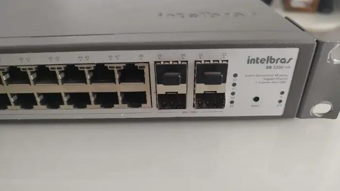 Switch Gerenciável Intelbras SG5200 MR - 48 Portas + 4 SFP (Mini GBIC) - Alto Desempenho